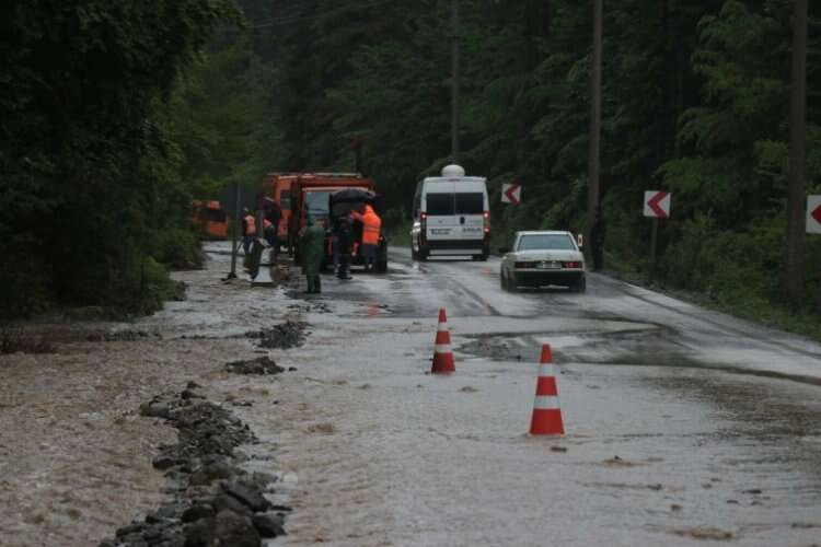 Bolu'da dereler taştı, yollarda göçükler oluştu