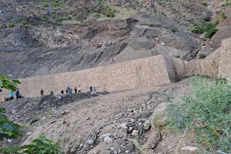 Heyelan nedeniyle yollar ulaşıma kapandı haberinin görseli