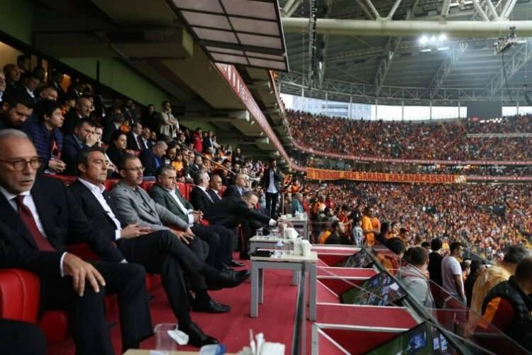 Yeni Gençlik ve Spor Bakanı Osman Aşkın Bak tribünde haberinin görseli