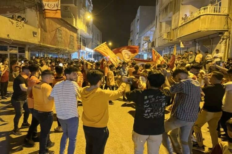 Silopi'de şampiyonluğu yöresel halayla kutladılar