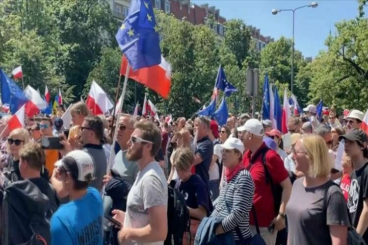 Polonya'da son yılların en büyük siyasi protestosu! haberinin görseli