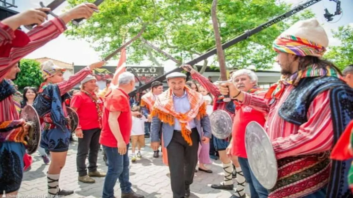 Başkan Soyer Kiraz Festivali'ne katıldı haberinin görseli