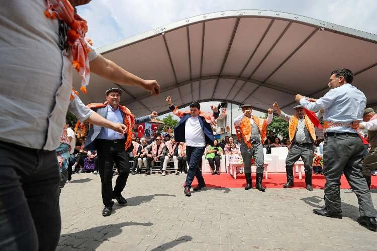 Buca'da renkli festivale yoğun ilgi haberinin görseli