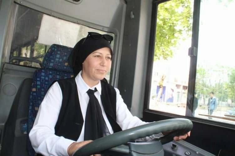 Afyonkarahisar’ın tek kadın otobüs şoförü yollarda haberinin görseli