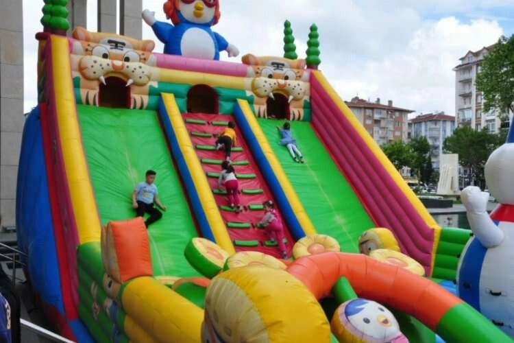 Kütahya'da çocuklar gönüllerince eğlendi haberinin görseli