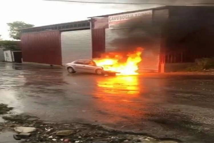 Denizli’de park halindeki araç alev alev yandı haberinin görseli