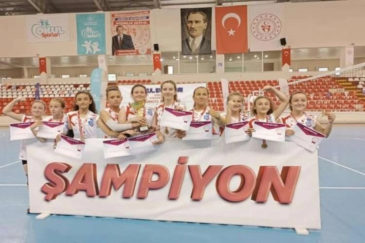 Söke Behiye Hanım Ortaokulu Voleybol Takımı Şampiyon