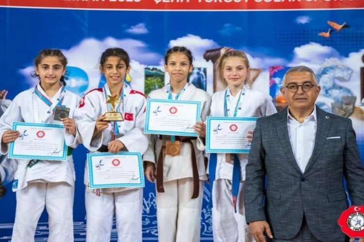 İzmirli minik judoculardan madalya haberinin görseli