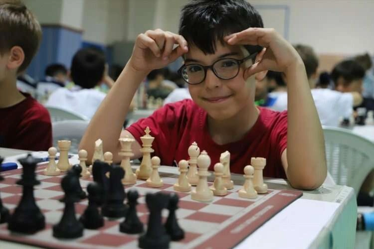 İzmir'de satranç müsabakaları başladı haberinin görseli