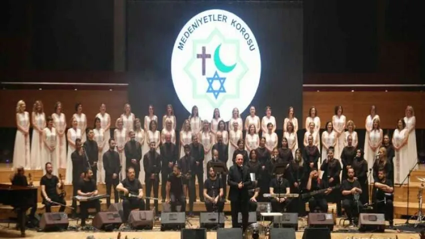 İzmir'de şarkılar depremzedeler için söylendi haberinin görseli