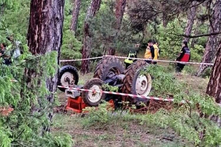 Kütahya'da traktör kazası... Kontrolden çıkarak devrildi haberinin görseli