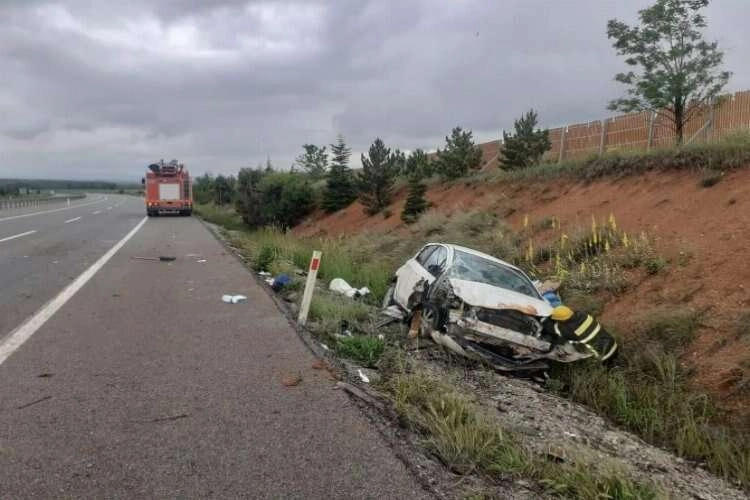 Kütahya'da otomobil şarampole devrildi haberinin görseli