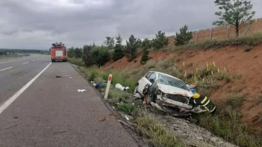 Kütahya'da otomobil şarampole devrildi haberinin görseli