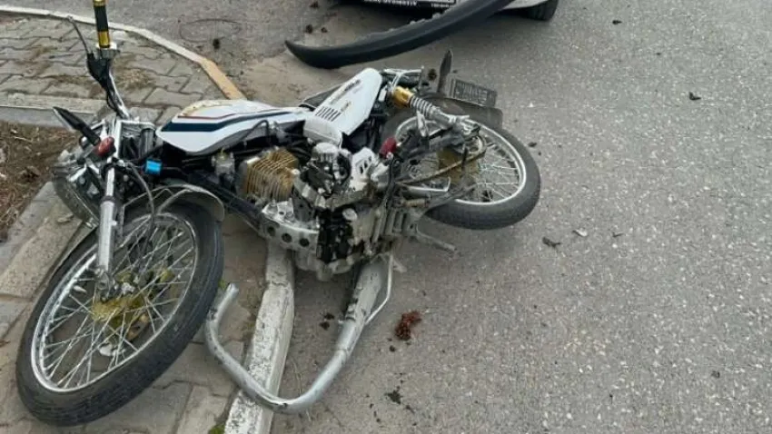 Görenler dehşete düştü motosikletteki gençler yaralandı haberinin görseli