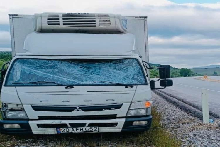 Afyonkarahisar'da kamyonet trafik uyarı tabelasına çarptı haberinin görseli