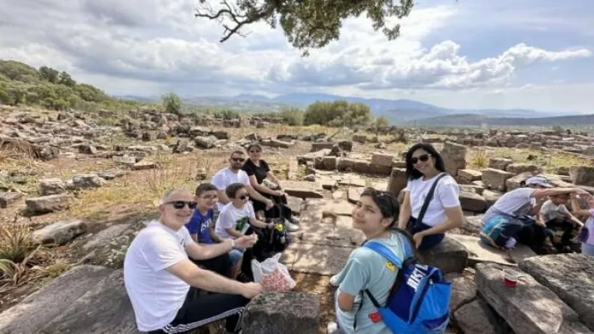 Aigai Antik Kenti’nde doğa yürüyüşü yaptılar haberinin görseli
