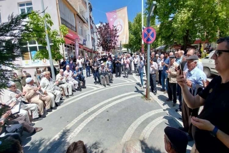 Hisarcık’ta 15 kişilik hac kafilesi dualarla uğurlandı haberinin görseli