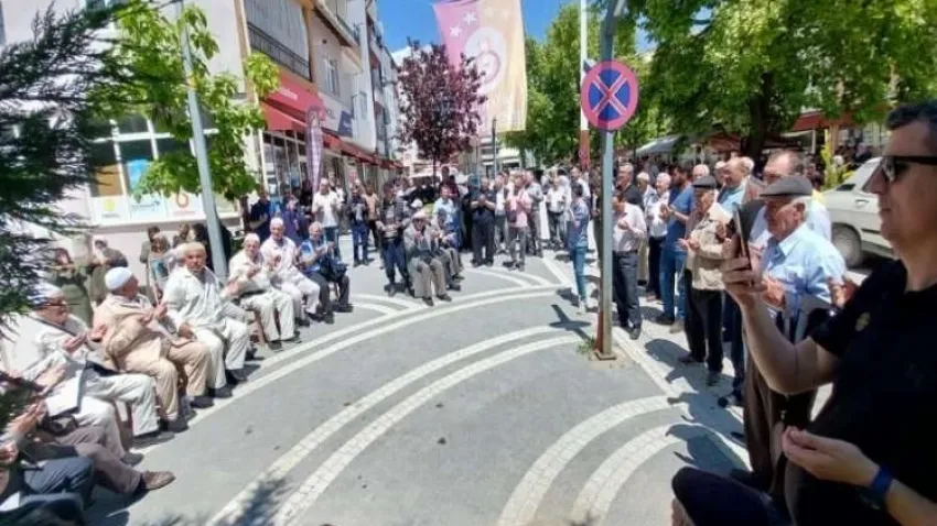 Hisarcık’ta 15 kişilik hac kafilesi dualarla uğurlandı haberinin görseli