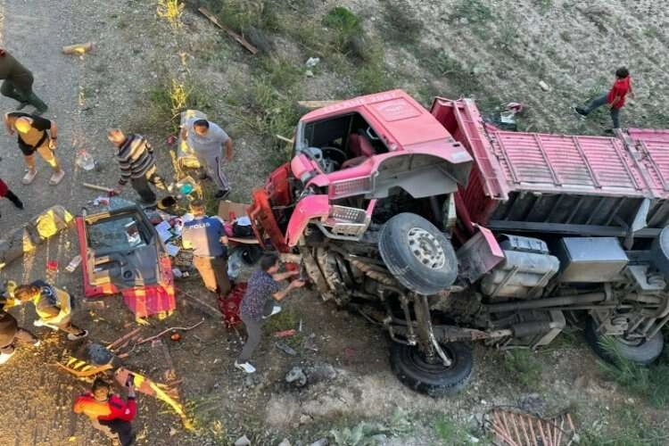 Manevra yapan kamyon köprüden uçtu haberinin görseli