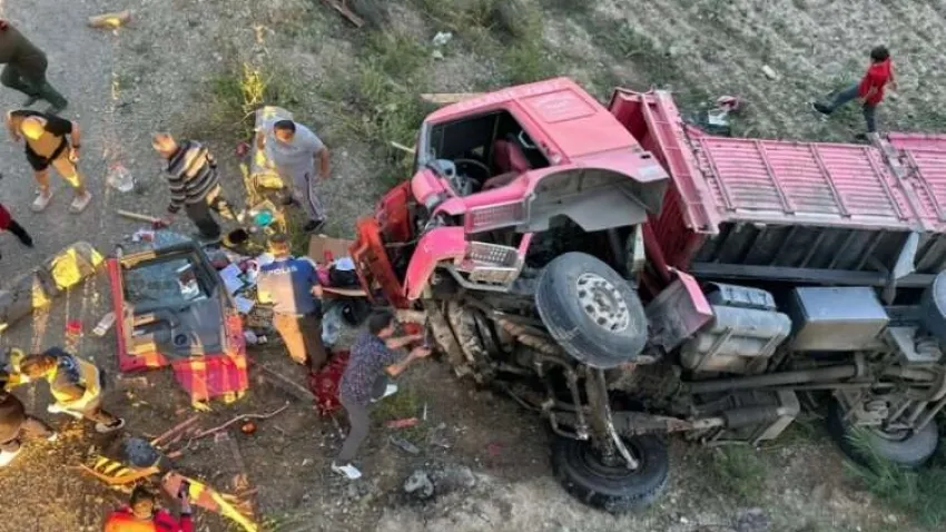 Manevra yapan kamyon köprüden uçtu haberinin görseli