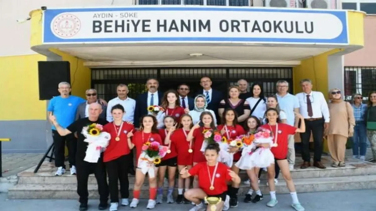 Söke'de şampiyona coşkulu karşılama haberinin görseli