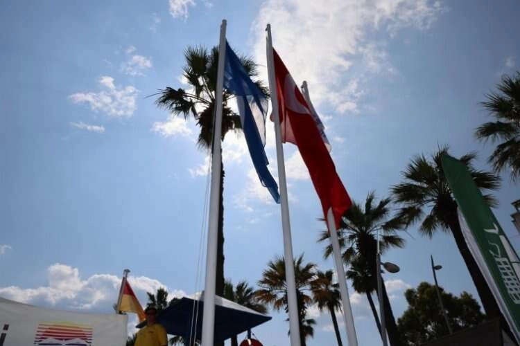 Marmaris'te mavi bayraklar göndere çekildi haberinin görseli