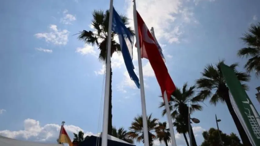 Marmaris'te mavi bayraklar göndere çekildi haberinin görseli