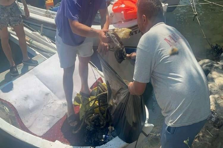 Aydın Kuşadası'nda balıkçı barınağı temizlendi haberinin görseli
