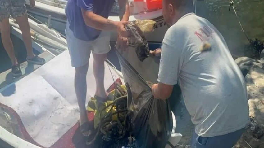 Aydın Kuşadası'nda balıkçı barınağı temizlendi haberinin görseli