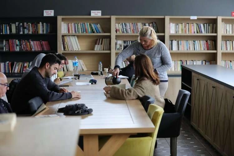 Bayraklı Belediyesi, kitap kafeleri arttırıyor haberinin görseli