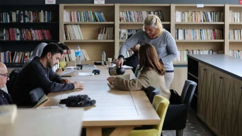 Bayraklı Belediyesi, kitap kafeleri arttırıyor