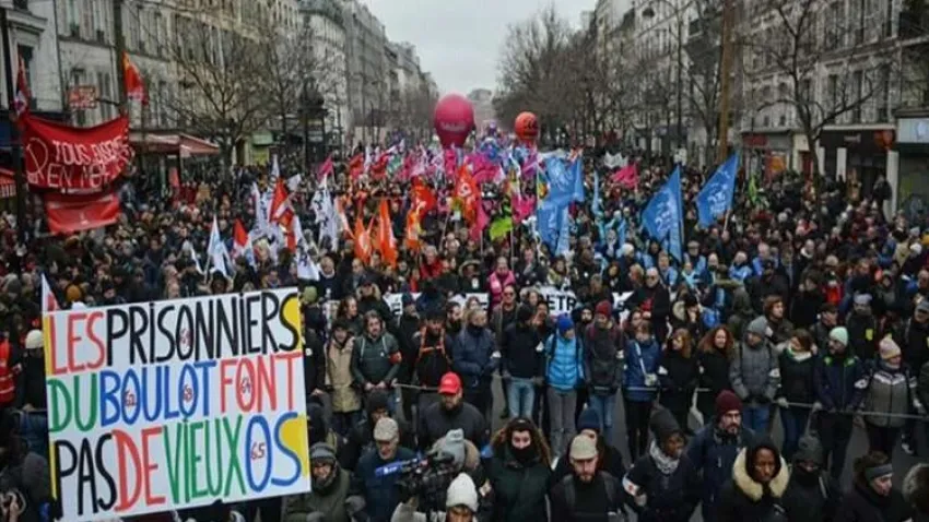 Fransa'da emeklilik yaşının uzatılması protesto ediliyor haberinin görseli
