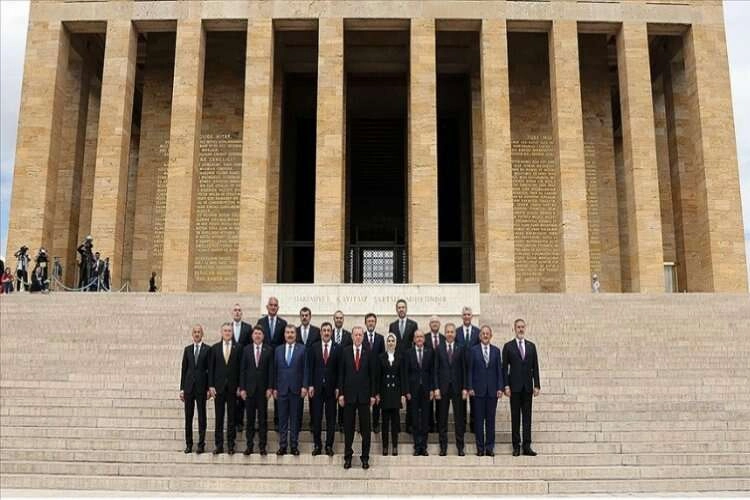 Yeni kabine üyeleri Anıtkabir'i ziyaret etti haberinin görseli