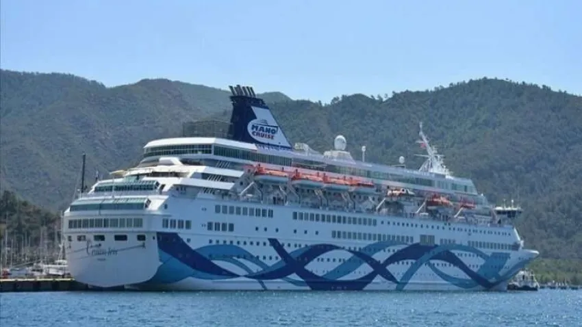 "Crown İris" kruvaziyeri turistleri Marmaris'e getirdi