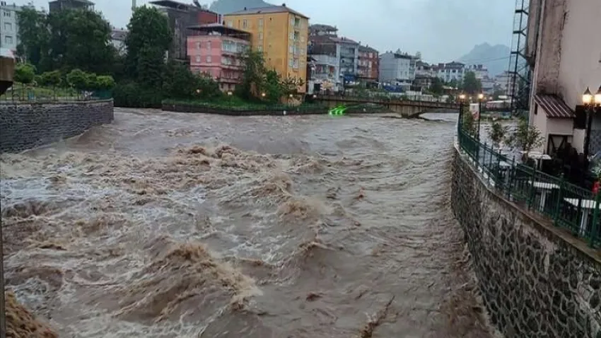 Samsun'da şiddetli yağış etkili oldu