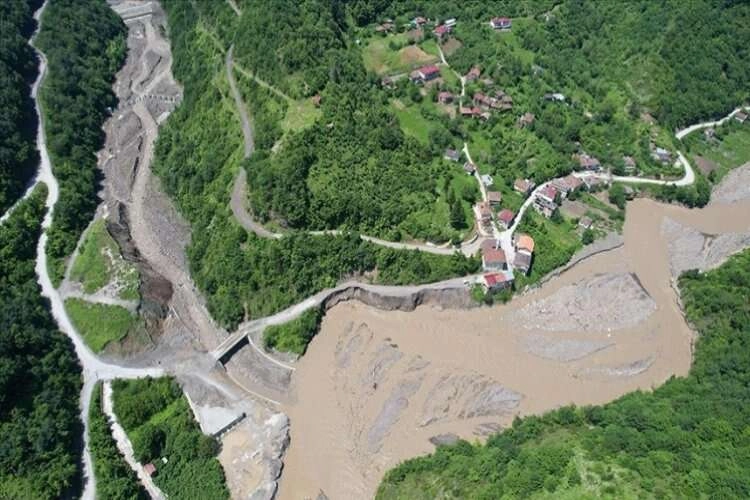 Kastamonu'da heyelan: 11 köyün bağlantı yolu çöktü haberinin görseli