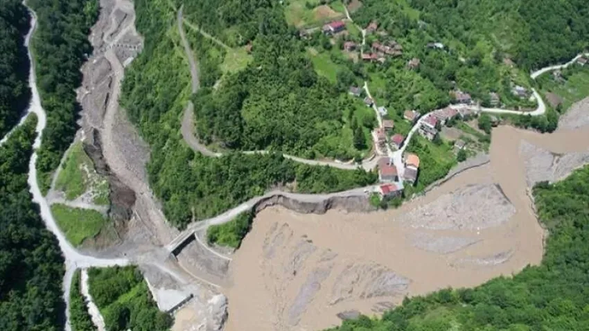 Kastamonu'da heyelan: 11 köyün bağlantı yolu çöktü