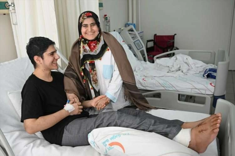 Depremzede anne ve oğlu İzmir'de iyileşti haberinin görseli