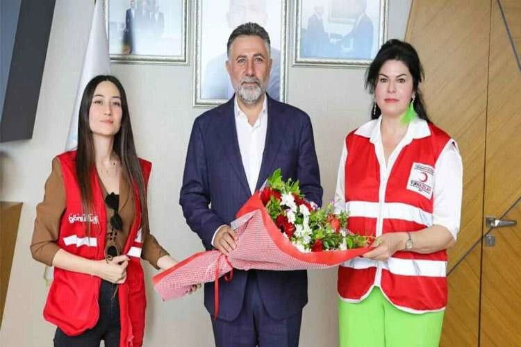 Bayraklı Kızılay'dan başkan Sandal'a ziyaret haberinin görseli