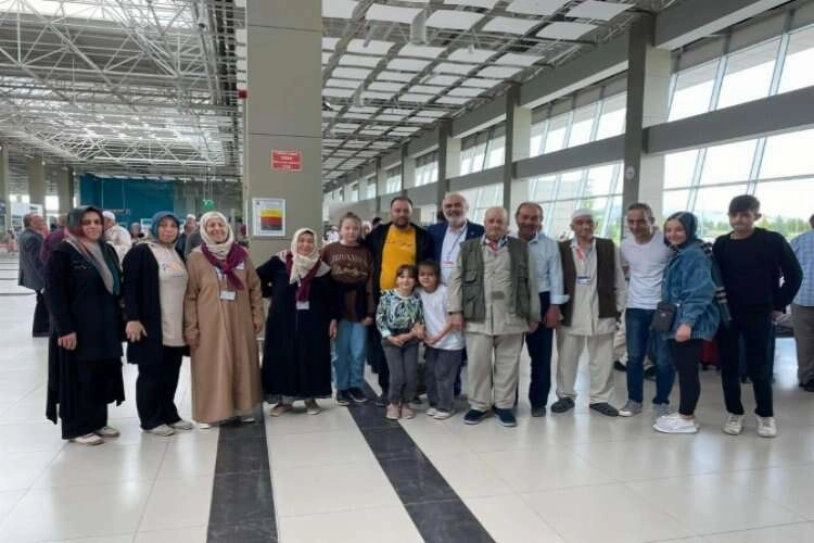 186 kişilik hacı adayı kutsal topraklara gitti haberinin görseli