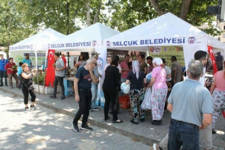 Selçuk'ta çevreci etkinlik: Atığını getir, hediyeni götür haberinin görseli