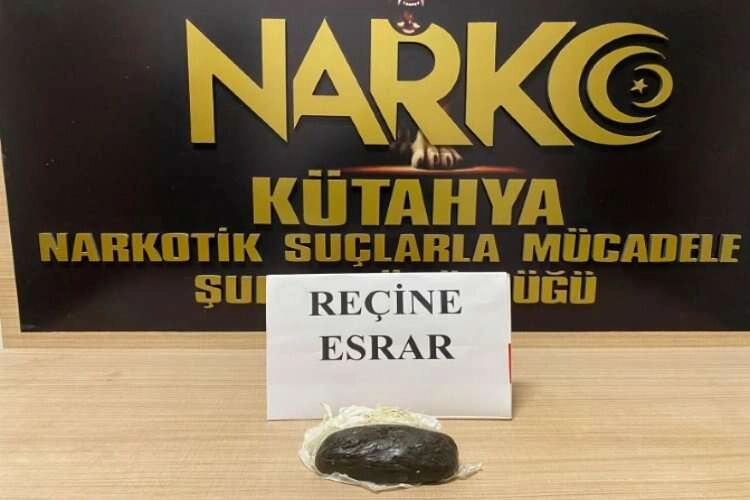 Uygulama noktasında durdurulan araçtan uyuşturucu çıktı haberinin görseli