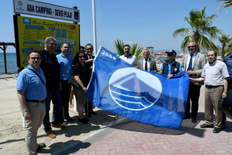 Kuşadası’nda Mavi Bayraklar dalgalanıyor haberinin görseli