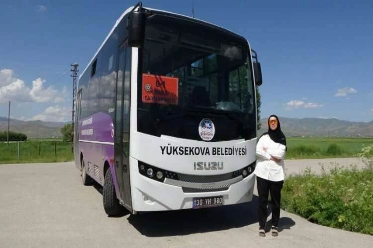 Hakkari'nin ilk kadın otobüs şoförü direksiyona geçti  haberinin görseli