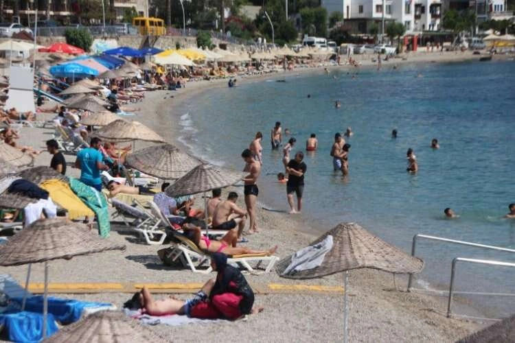 Bodrum sahilleri turistlerin akınına uğradı haberinin görseli