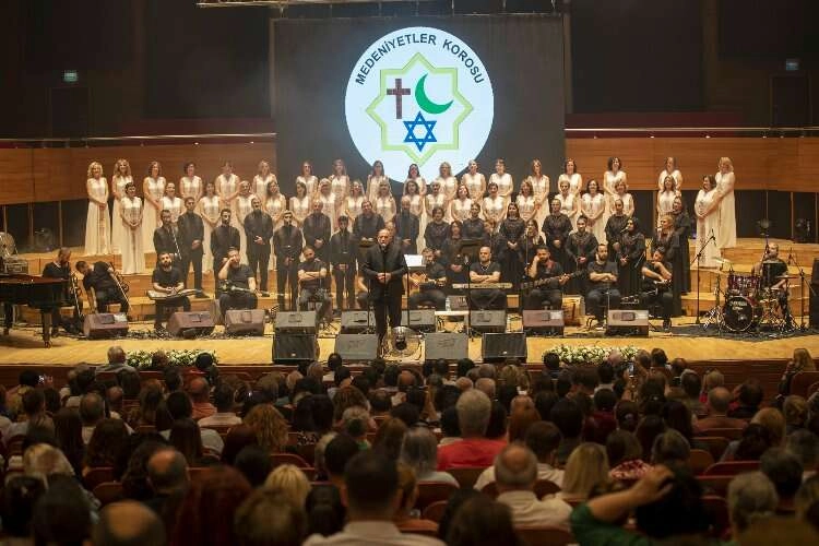 İZSİAD depremin yaralarını sarmaya devam ediyor haberinin görseli
