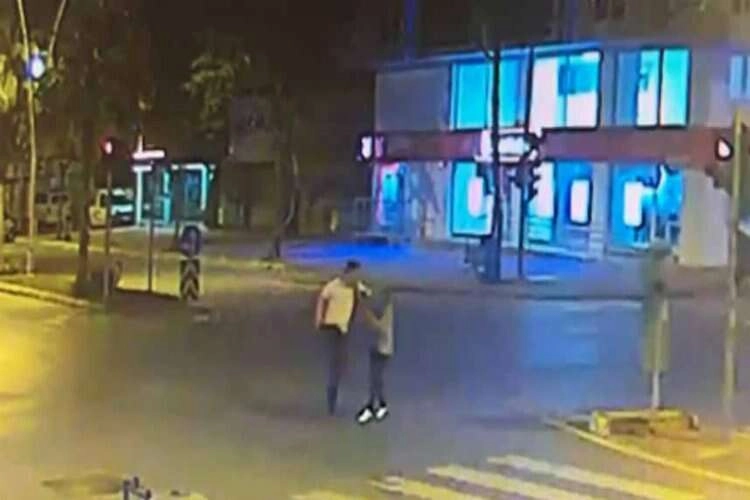 Antalya'da erkek şiddeti: Karısını cadde ortasında darp etti haberinin görseli