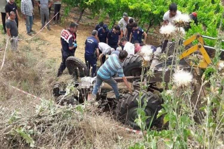 Manisa’da kaza! traktör devrildi