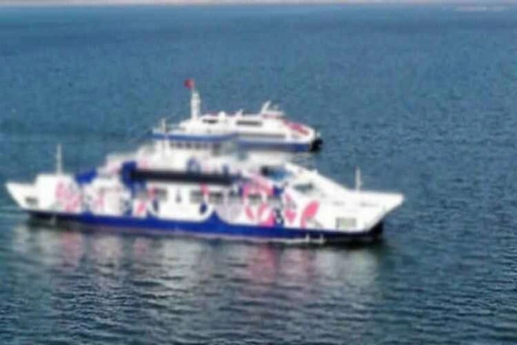 İzmir'de feribot deniz ortasında kaldı! haberinin görseli