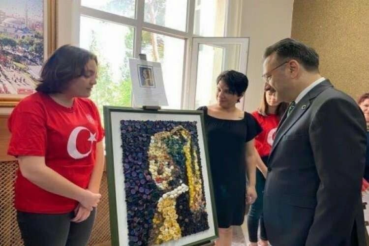 Şemsiye kumaşından etek, bin düğmeden tablo! haberinin görseli